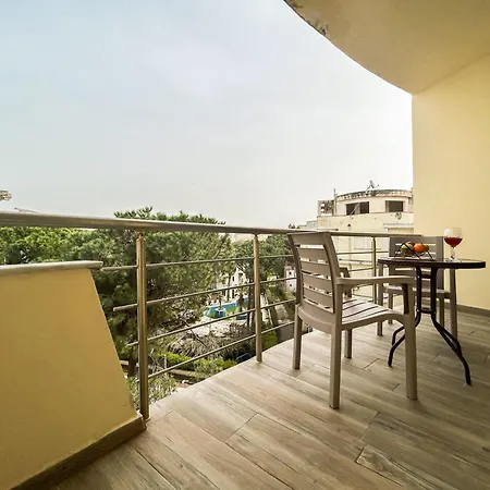 Ocean Breeze Residences דירה *