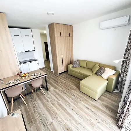 Ocean Breeze Residences גולם
